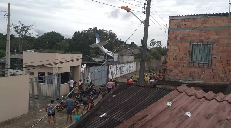 Avião de pequeno porte cai em Belém, nesta quarta-feira (13) — Foto: Reprodução / TV Liberal