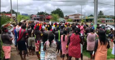 Centenas de índios Kayapó protestam na Prefeitura de Ourilândia do Norte Centenas de índios Kayapó protestam na Prefeitura de Ourilândia do Norte Reprodução/TV Liberal
