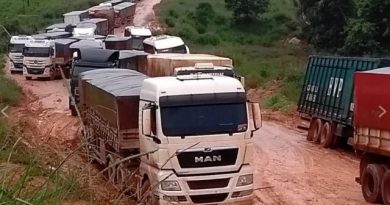 CAMINHÕES PARADOS NA BR 163-pa (Foto:DNIT)