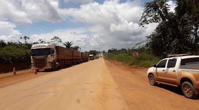 Caminhoneiros parados na BR-163 devido péssimas condições de tráfego, recebem comida e água. — Foto: Divulgação/ Twitter Dnit Oficial