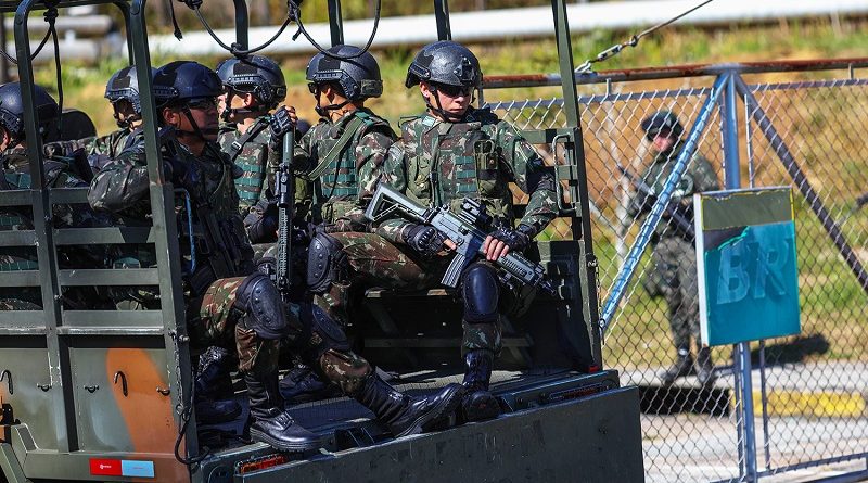 Greve caminhoneiros

Tropas do exercito durante operação de escolta e proteção na refinaria da petrobras em Sao Jose dos Campos. (Sao Jose dos Campos , 28.05.18 , Credit image Roosevelt Cassio