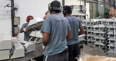 urna vira sola de sapatos