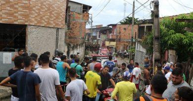 Diversas famílias choram próximo ao local do crime (Cláudio Pinheiro / O Liberal)
