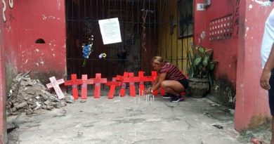 Cruzes com os nomes das vítimas da chacina do Guamá foram colocadas no local do crime. — Foto: Carlos Brito / TV Liberal