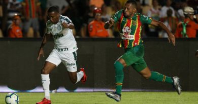 O jogador Carlos Eduardo, da SE Palmeiras, disputa bola com o jogador, do Sampaio Corrêa FC, durante partida valida pelas oitavas de final, ida, da Copa do Brasil, no Estádio Castelão.