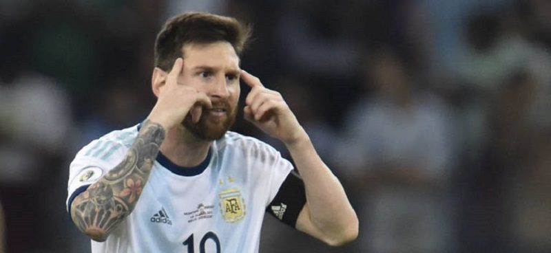 Argentina's Lionel Messi gestures after scoring a penalty against Paraguay which was awarded by the VAR after a hand in the area during their Copa America football tournament group match at the Mineirao Stadium in Belo Horizonte, Brazil, on June 19, 2019. (Photo by Douglas Magno / AFP)