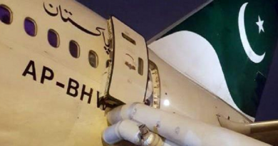 mulher erra porta de aeronave