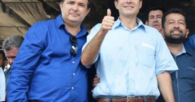 Ubiraci Soares Silva
Página curtida · 2 h · Editado ·
 
Recebemos hoje em nosso município o governador Hélder Barbalho com a Caravana por todo o Pará trazendo investimentos para Novo Progresso?
Foi assinada a ordem de serviço para a pavimentação asfáltica de 12,8km e drenagem pluvial nas ruas da nossa cidade,foi anunciado a retomada da obra de ampliação do hospital municipal e escola técnica,liberação do projeto de implantação de um energia elétrica em algumas vicinais e no assentamento Terra nossa. Ficamos muito honrados em receber nosso governador,a mais de 12 anos Novo Progresso não recebia a autoridade maior do estado,muito honrados e alegres com o comprometimento e melhorias nas quais o nosso município foi contemplado? Nossos agradecimentos a todos os deputados que vieram prestigiar a largada dessa obra em especial os deputados da nossa região Dep Hilton Aguiar I e Eraldo Pimenta #CaravanaPorTodooPará #NovoProgresso #AgoraéTrabalho