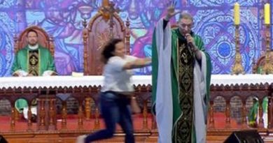 mulher-empurra-padre