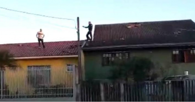 policial em cima telhado