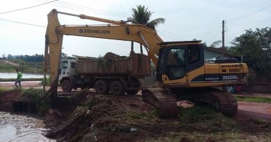 PC escavadeira faz a limpeza da margem do córrego(Foto:Reprodução)