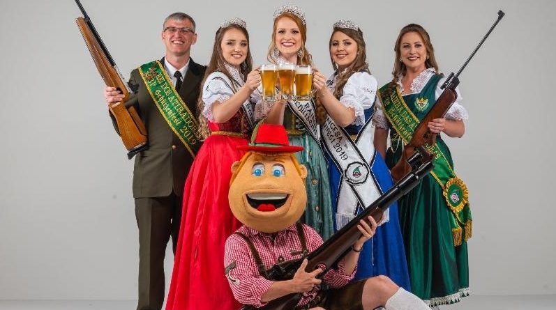 cartaz-com-o-mascote-o-rei-rainha-e-princesas-da-schutsenfest-festa-do-tiro-de-jaragua-do-sul-sc-1574790933480_v2_900x506