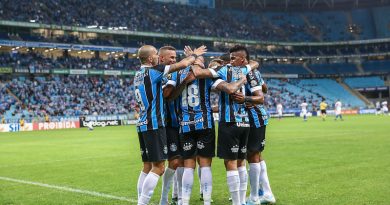 RS - FUTEBOL/CAMPEONATO BRASILEIRO 2019 /GREMIO X AVAI - ESPORTES - Lance da partida entre Gremio e Avai disputada na noite desta quinta-feira, na Arena do Gremio, em partida valida pela Campeonato Brasileiro 2019. FOTO: LUCAS UEBEL/GREMIO FBPA