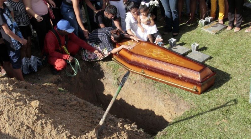 Marituba, Pará, Brasil, Caderno Polícia- Sepultamento da jovem que estava desaparecida e foi  encontrada morta em Marituba.
13/01/2020 Fotos: Celso rodrigues/ Diário do Pará.