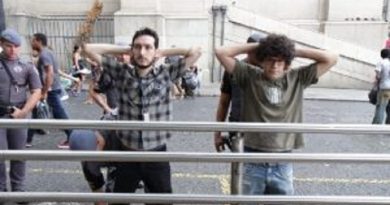 PM-SP-revista-repórter-Arthur-Stabile-à-esq.-e-o-fotógrafo-Lucas-Martins-Foto-Rogério-de-Santis-Ponte.org_-300x200