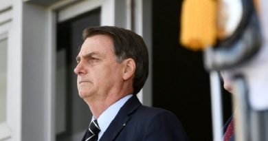 Presidente Geisel inaugura a BR-163

Em 20 de outubro de 1976, na Cachoeira do Curuá, área em litígio entre Mato Grosso e Pará, mas sob tutela paraense, o presidente Ernesto Geisel inaugurou a rodovia. Geisel estava acompanhado pelos ministros Sílvio Frota (Exército) e Dirceu Nogueira (Transportes), e dos governadores Garcia Neto e Aloísio da Costa Chaves (Pará).