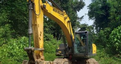 escavadeira-furtada-em-ro-e-achada-em-mt-696x627