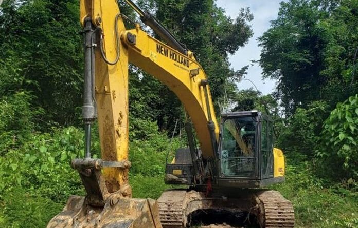 escavadeira-furtada-em-ro-e-achada-em-mt-696x627