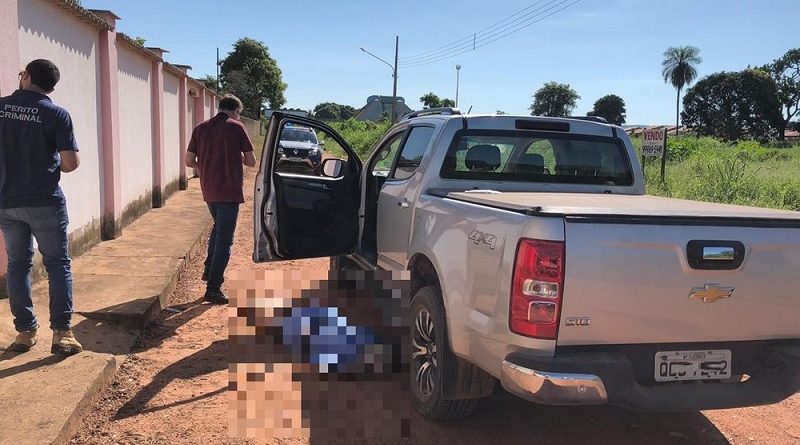 Pecuarista caiu ao lado da caminhonete. — Foto: Polícia Civil