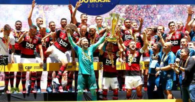 Flamengo levanta a taça de campeão da Supercopa.
Foto: Alex Farias / PhotoPress / Estadão Conteúdo