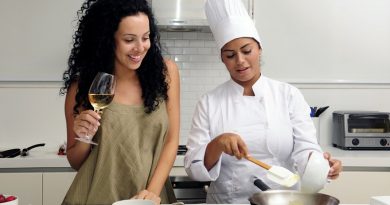 Cookery course: pouring wine into a pan with risotto