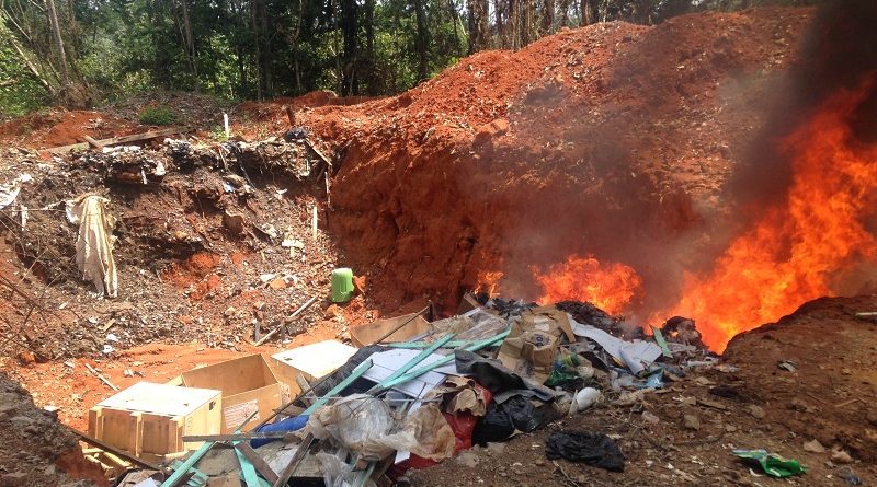 Pneus jogados em buraco para serem queimados(Foto:Via email Jornal Folha do Progresso)