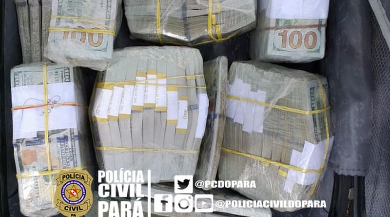 Dolar apreendido em aeronave (Foto:Policia Civil)