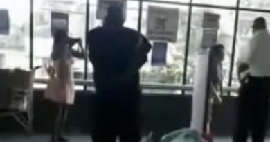 MULHER TIRA A CALCINHA E USA COMO MASCARA