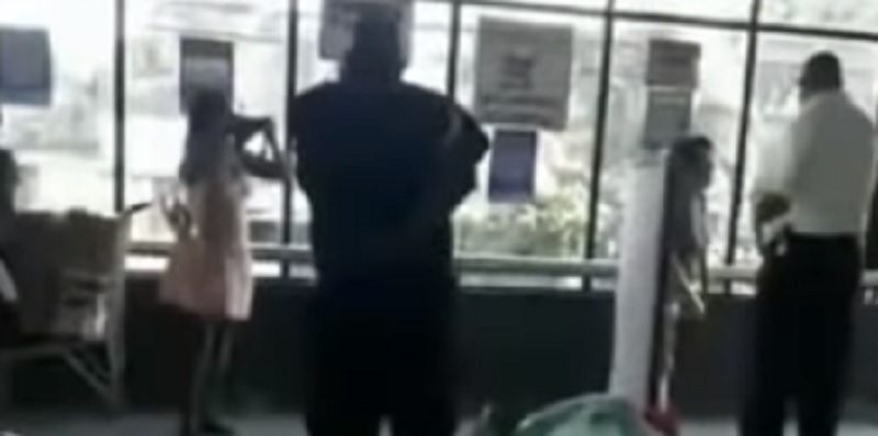 MULHER TIRA A CALCINHA E USA COMO MASCARA