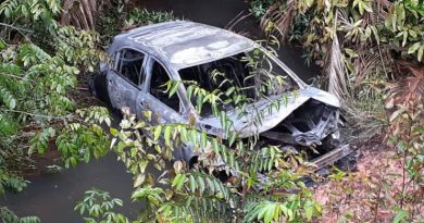 Carro do gerente do Banpará foi queimado por assaltantes. Bombeiros foram ao local conter as chamas — Foto: Reprodução/Redes sociais