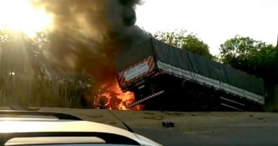 Acidente-duas-carretas-chamas-BR-163-próximo-a-comunidade-Peixoto-de-Azevedo-julho-2020-reprodução-990x556