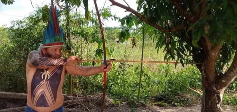 Parente lamentando morte de cacique Edilson Tembé, no Pará. — Foto: Reprodução / Facebook
