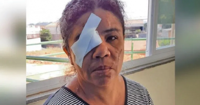 mulher esfaquiada no olho