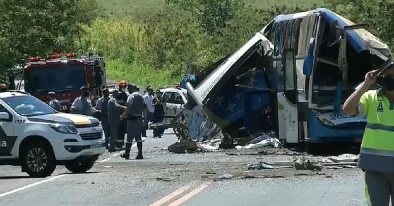 Ônibus e caminhão colidem em sp