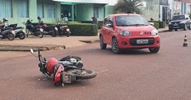 carro bate em uma moto na rodovia