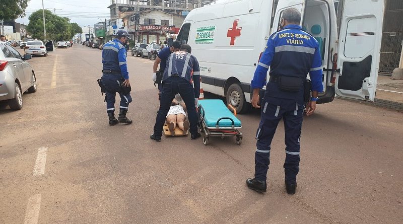 Vítima sendo socorrida. Foto: Weslen Reis - Plantão