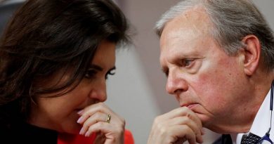 x84406137_Senator-Simone-Tebet-speak-with-Senator-Tasso-Jereissati-during-a-meeting-of-the-committee.jpg.pagespeed.ic.V4YtZVsxhg