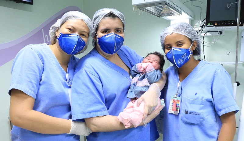 Equipe obstetra com Anna Helena na sala de parto.