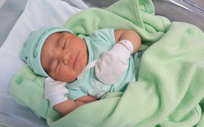 Mikael,_filho_da_Michele_Ribeiro,_com_56cm_e_5,20kg.