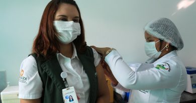 Roberta Lima- enfermeira, e a primeira vacinada do HMIB- Comunicação Pró-Saúde