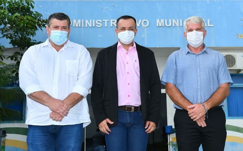 Secretário de Indústria e Comércio:  Fabiano Roberto Andreacci, natural de Ivinhema/MS.  Formado em contabilidade e pós graduado em Auditoria e Perícia. Residente neste  município há 10 anos. Exerceu a função de presidente da Acinp/CDL. Juntos realizaremos um trabalho de excelência pelo município que amamos e queremos ver desenvolver.