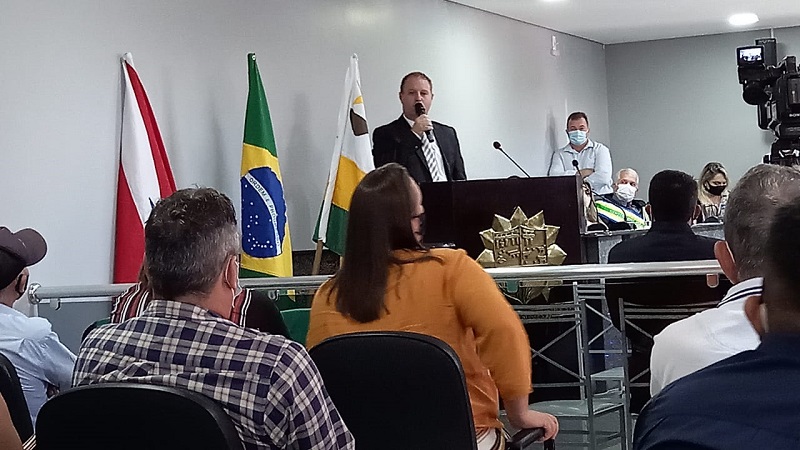 Vereador mais votado Juliano Simionato (DEM) no uso da tribuna após posse.(Foto:Claudinho Leite) 