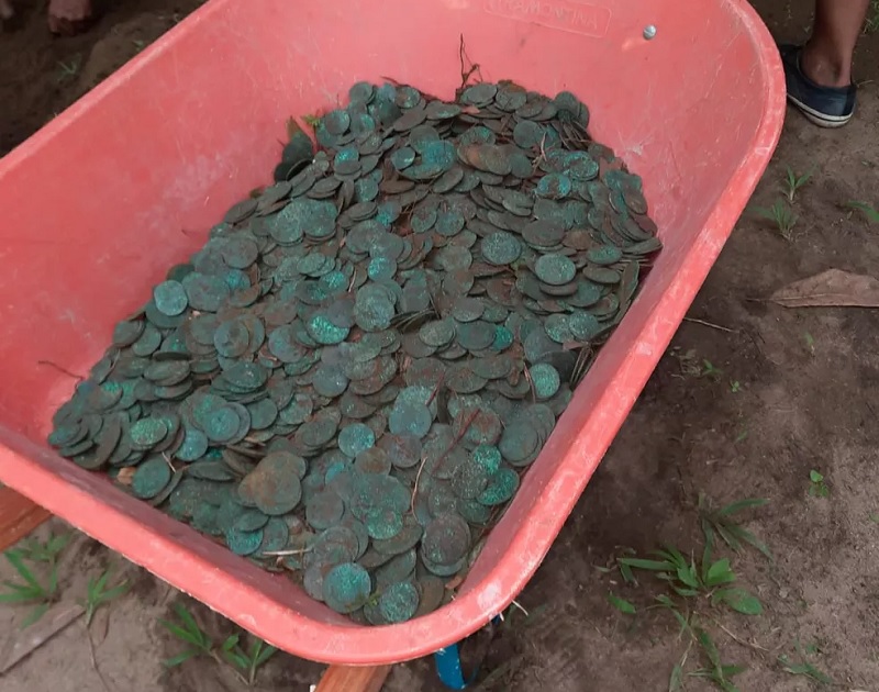 Moedas encontradas em Colares, no Pará — Foto: Prefeitura de Colares 