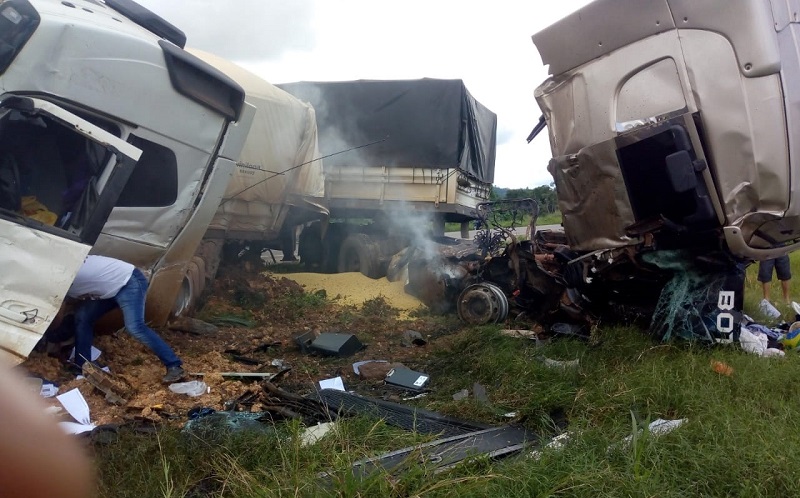 Acidente próximo a cidade de Trairão(PA), envolvendo três caminhões, um com soja, vazio e carregado com adubo. (Foto:Via WhatsApp ao Jornal Folha do Progresso)