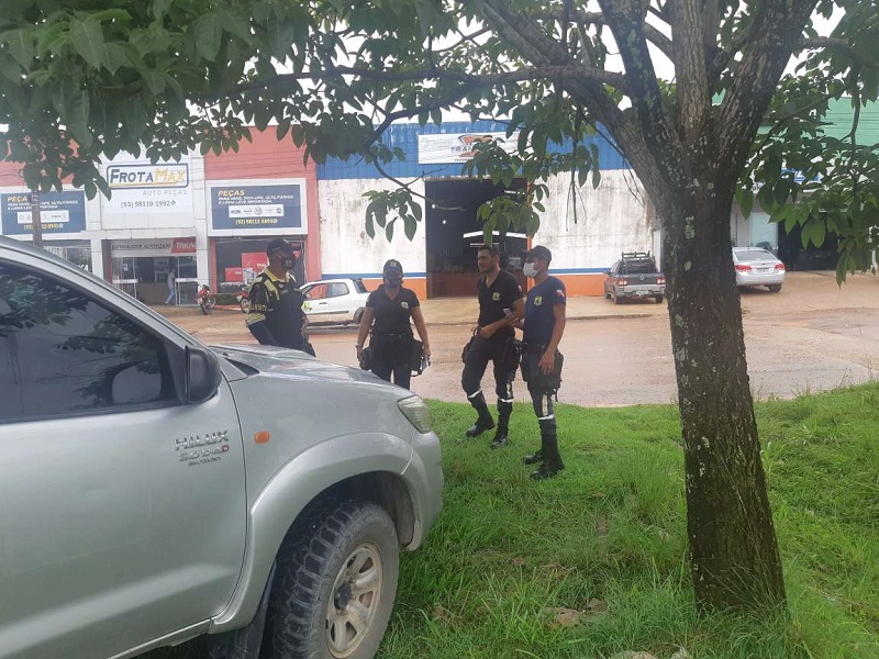 Veiculo estacionado irregulara sendo notificado pelos agentes de transito de Novo Progresso(Foto:Jornal Folha do Progresso)