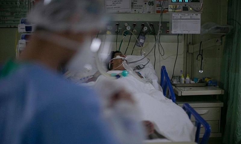  Profissional de saúde atende paciente com coronavírus na unidade de UTI do Hospital Público Regional do Baixo Amazonas, em Santarém, Pará Foto: TARSO SARRAF/AFP