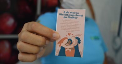 Colaboradoras receberam lembranças no Dia Internacional da Mulher. Foto Comunicação Pró-Saúde.