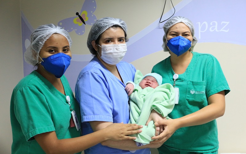 Equipe de enfermagem com o Isaque, após nascimento-(Foto: Pró-Saúde)