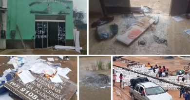 Os suspeitos destruíram a fachada e quebraram móveis do prédio | Reprodução/WhatsApp