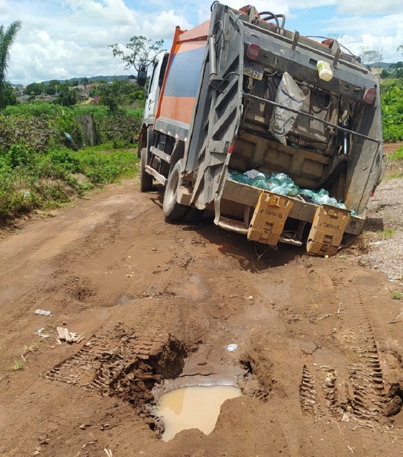 CAMINHÃO COLETA DE LIXO ATOLA EM VIA PUBLICA (Foto:Via WhatsApp)